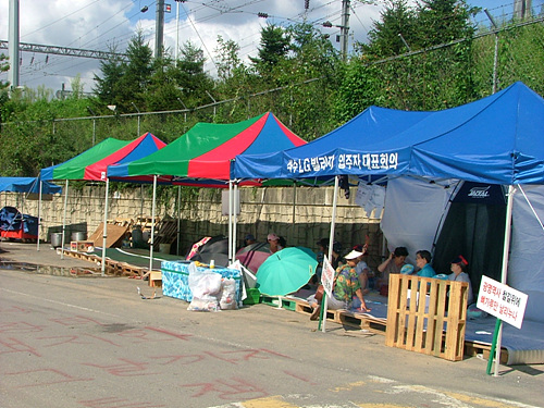 주민들은 공사장 입구에 텐트를 치고 24시간 감시단을 운영하고 있다. 